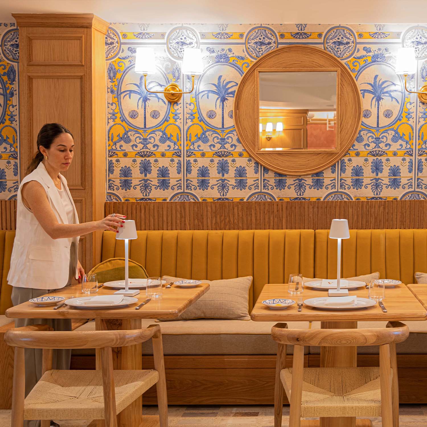 Ana Volante encendiendo mini lámpara en mesa de restaurante