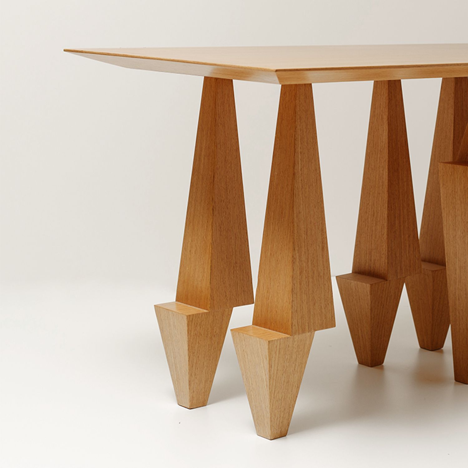 Mesa de comedor de madera de Ana Volante