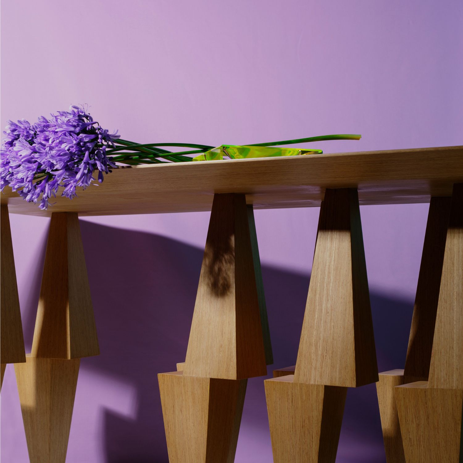 Mesa de madera con patas en forma de pirámides