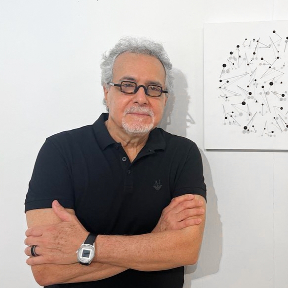 Carlos Medina con su obra