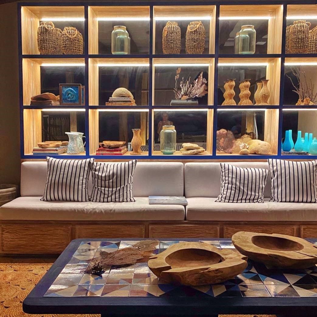 Terraza de un hotel en la playa de noche con luz cálida y decoración playera