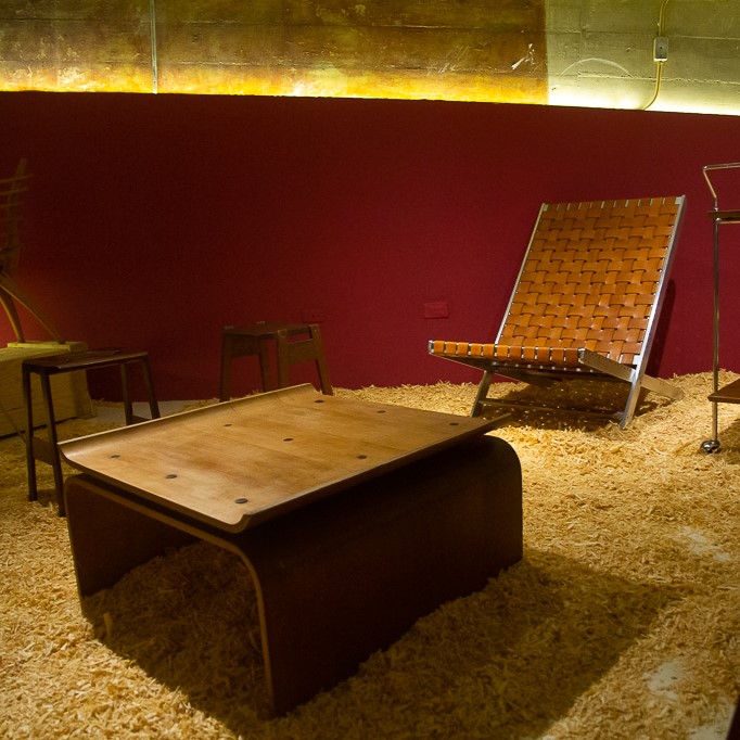 mesa de madera y silla de la exposición Compendio en Arte y Cultura de Volante Studio