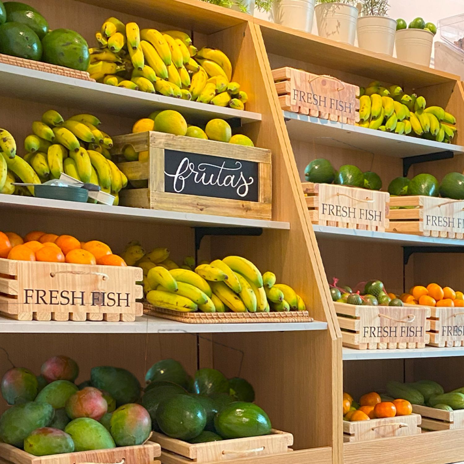 Detalle de estantes de frutería con carteles con lettering