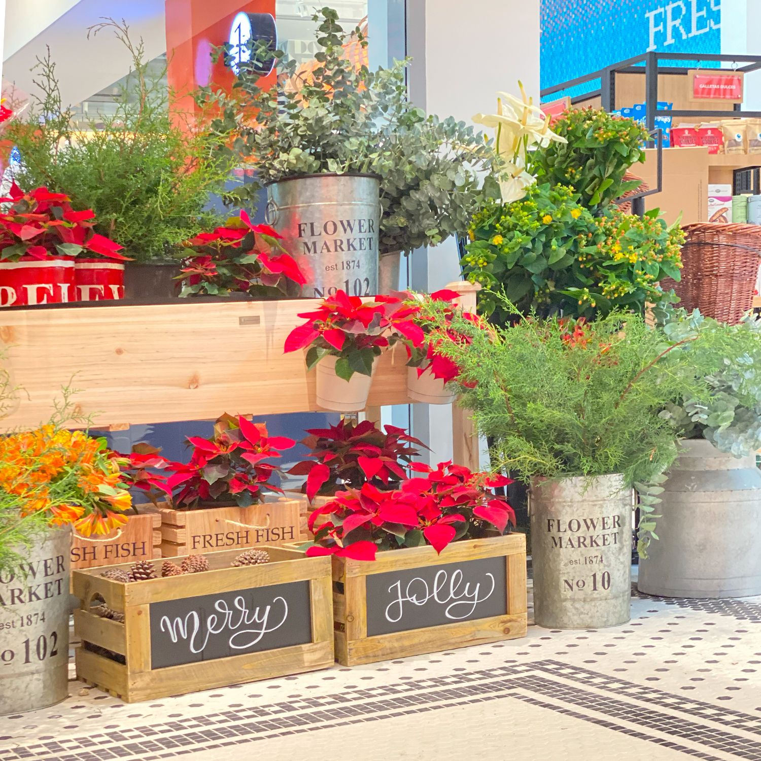 Cestas de madera con flores de navidad y follaje