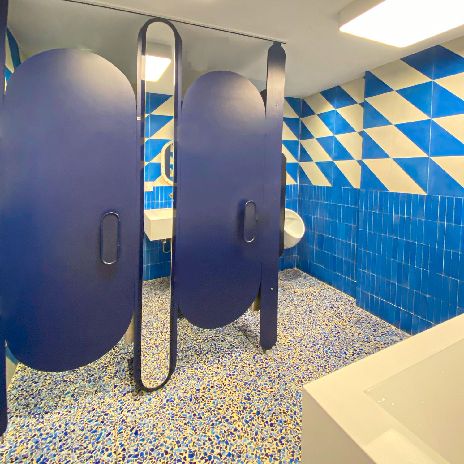 Foto de baño de caballeros con tonos azules