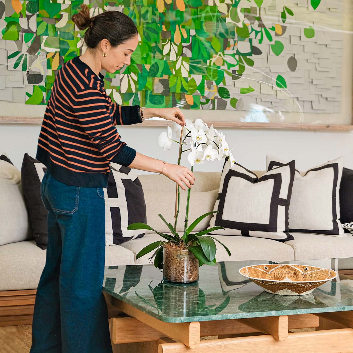 Ana Volante organizando la decoración de un salón