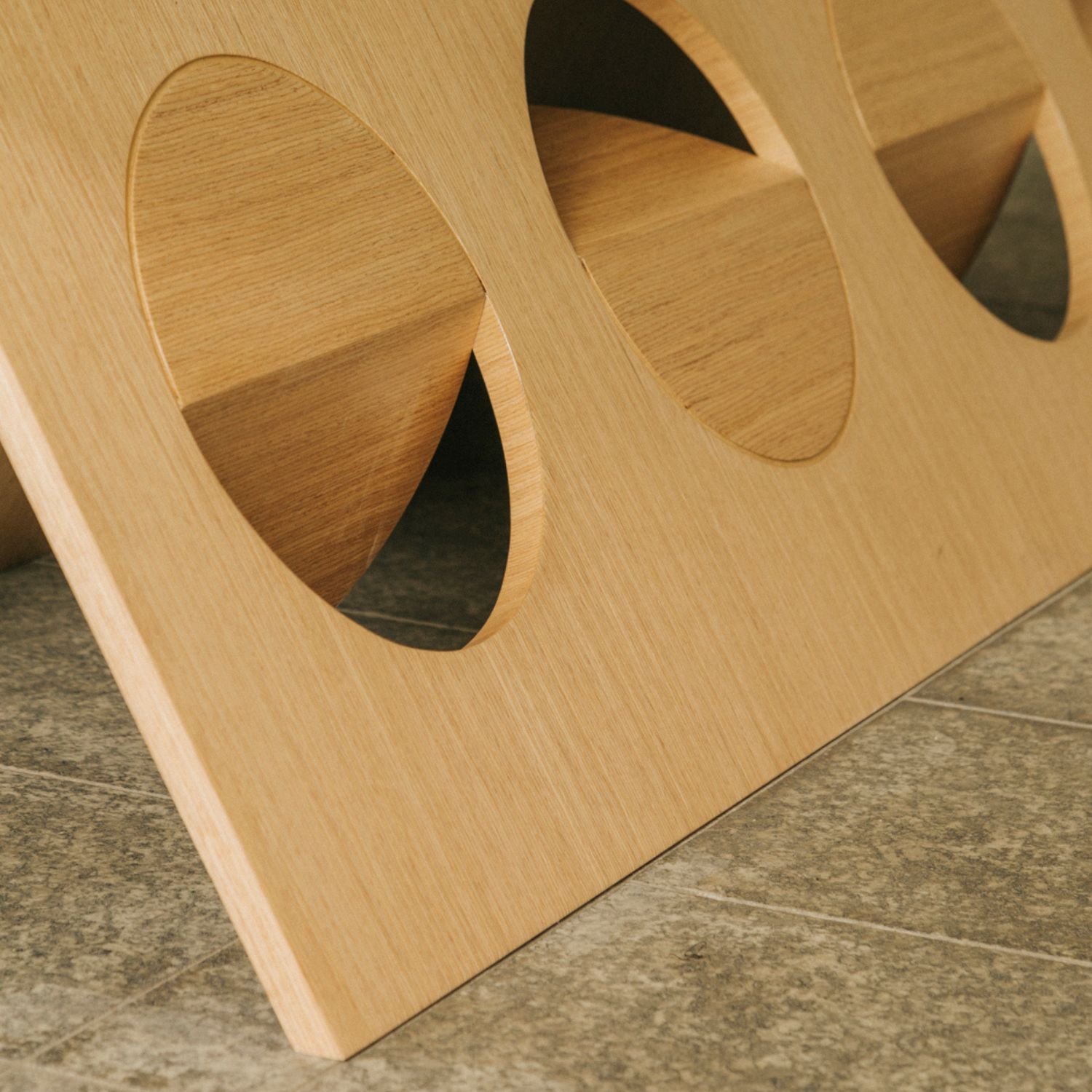 Detalle de la base de una mesa en madera de roble rayado