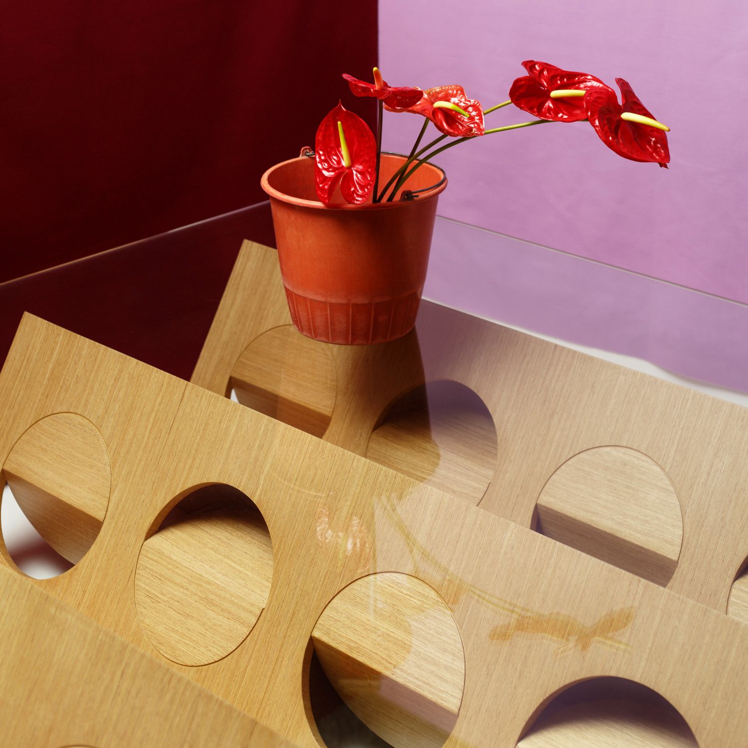 Mesa de madera con tope de vidrio y florero