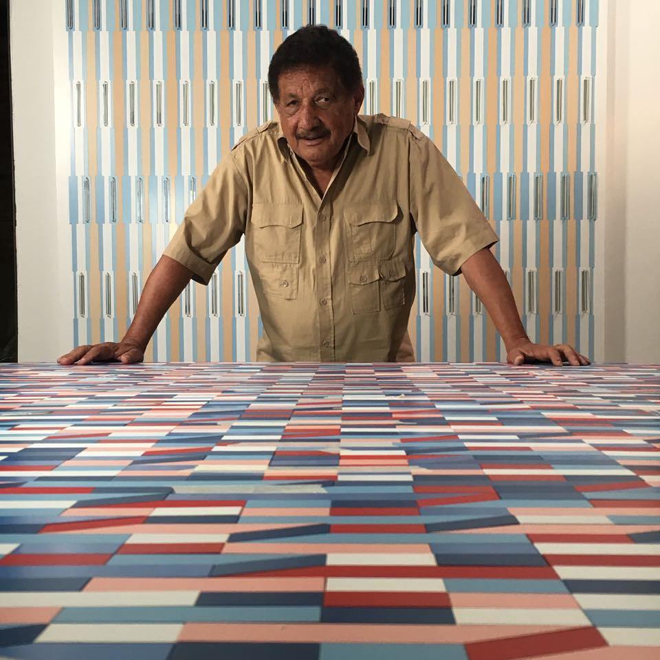 Artista Juvenal Ravelo con una muestra de su obra