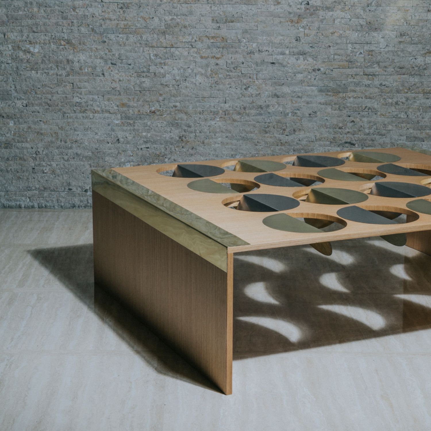 Mesa de madera y latón con patrones lunares