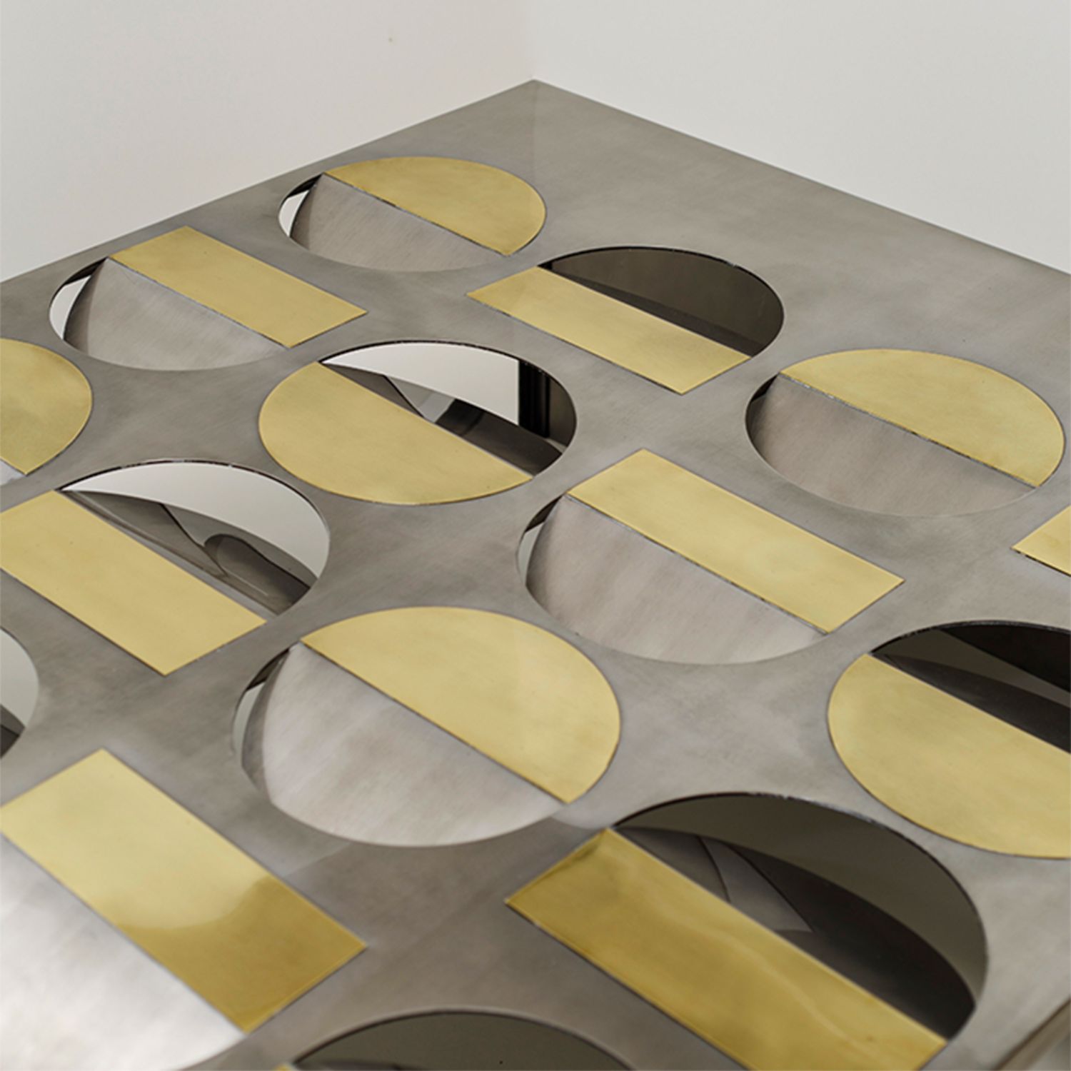 Moonland Steel Table por Ana Volante