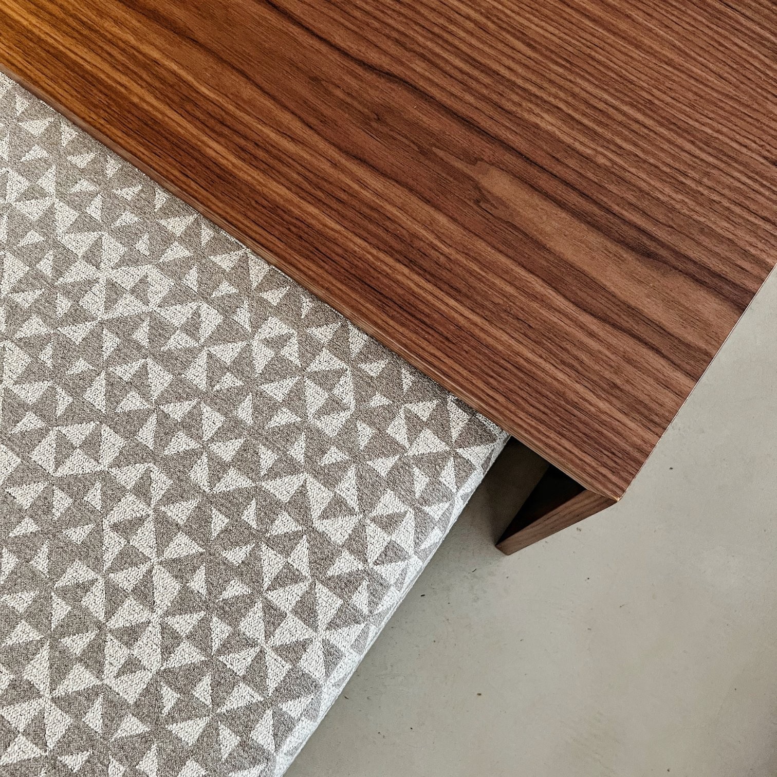 Detalle de mesa de madera y tela con patrón