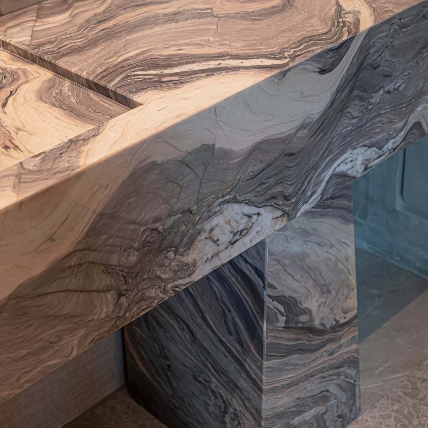 Detalle de la veta gris y blanca del mármol