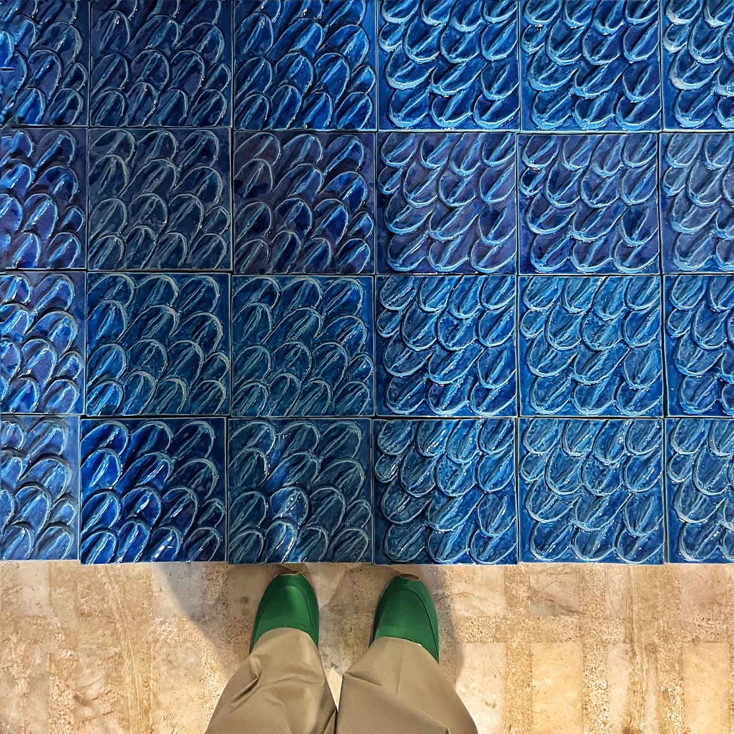 Detalle de cerámica azul de piso