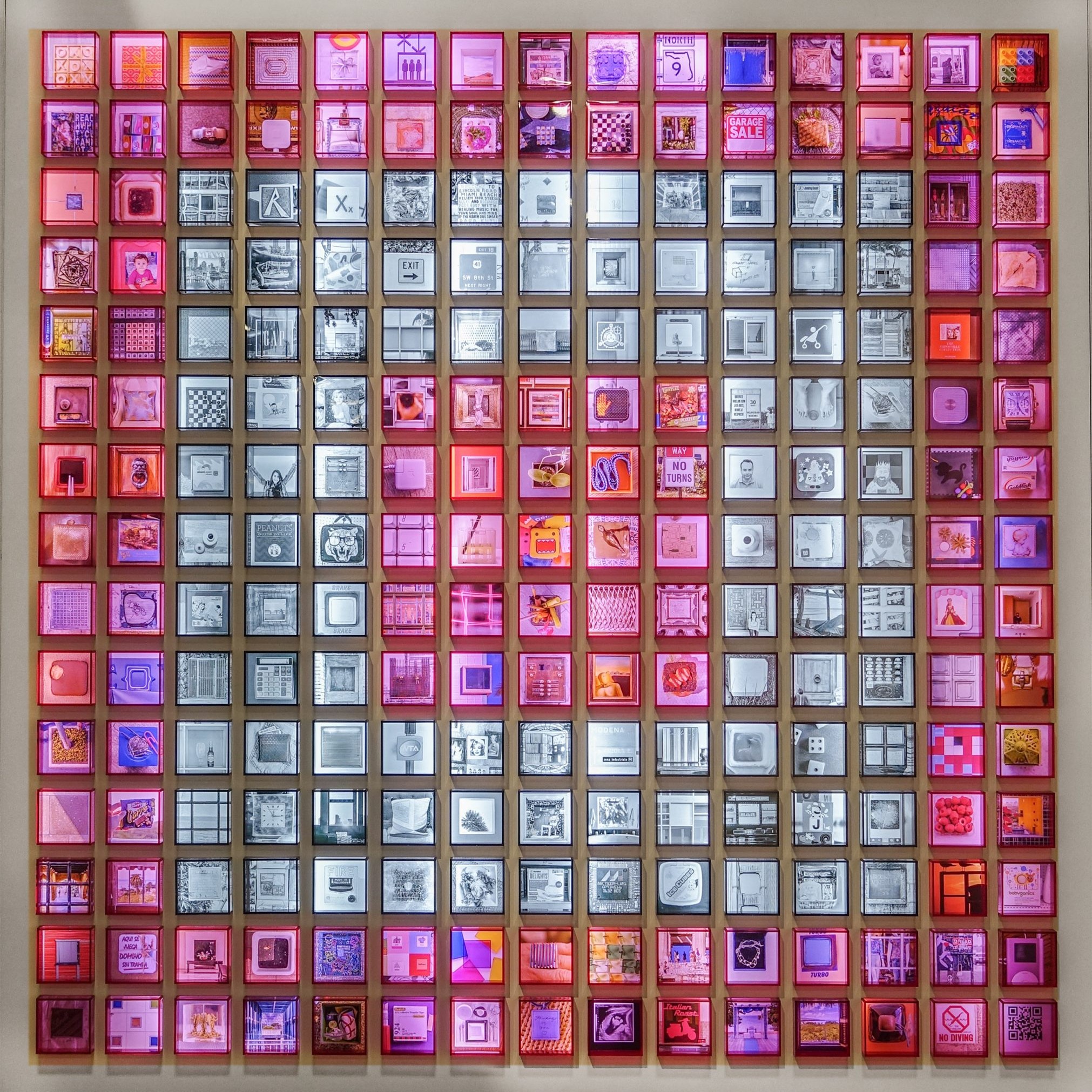 Mosaico de cuadrados con´cetricos rosa y plata