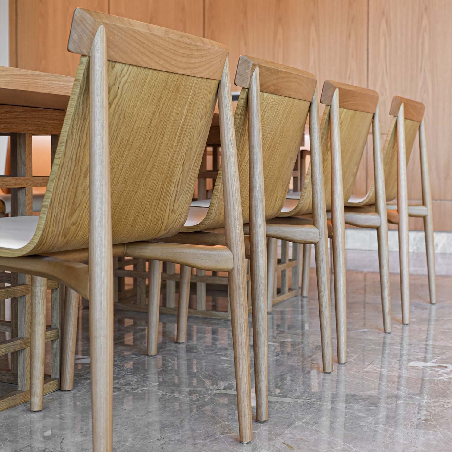 Sillas de madera en comedor