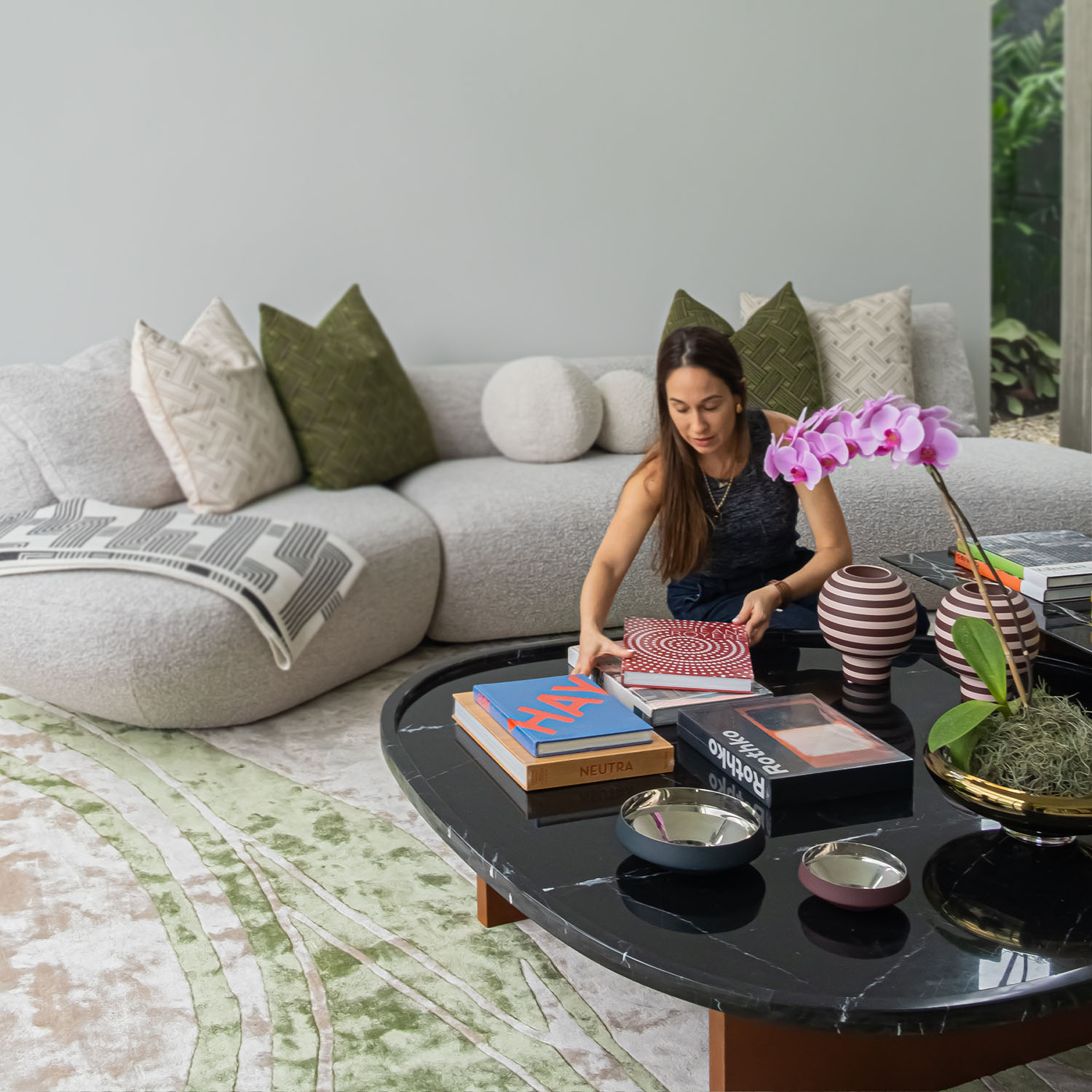 ana volante decorando la mesa de una sala