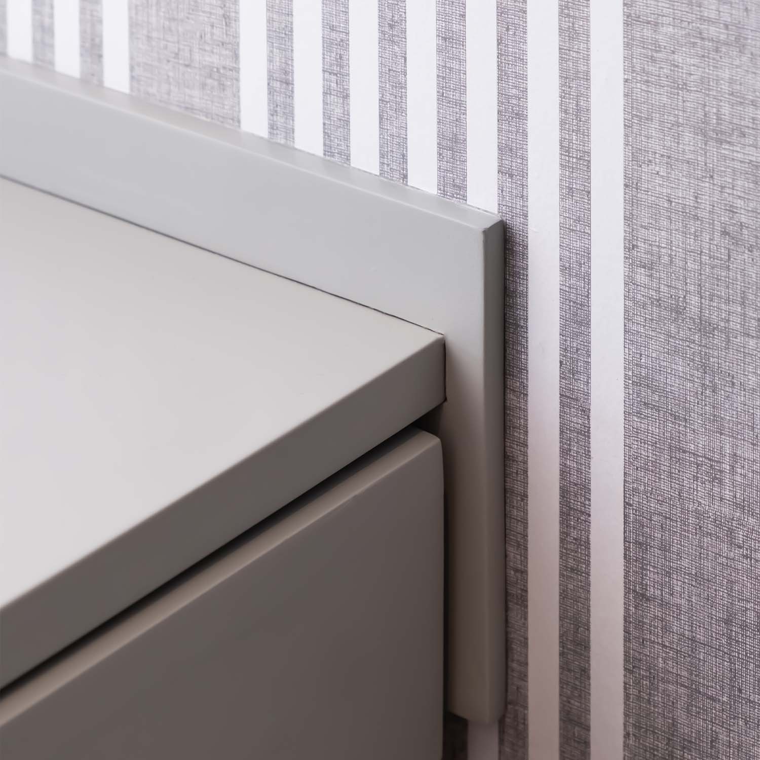 detalles en gris papel tapiz y mueble