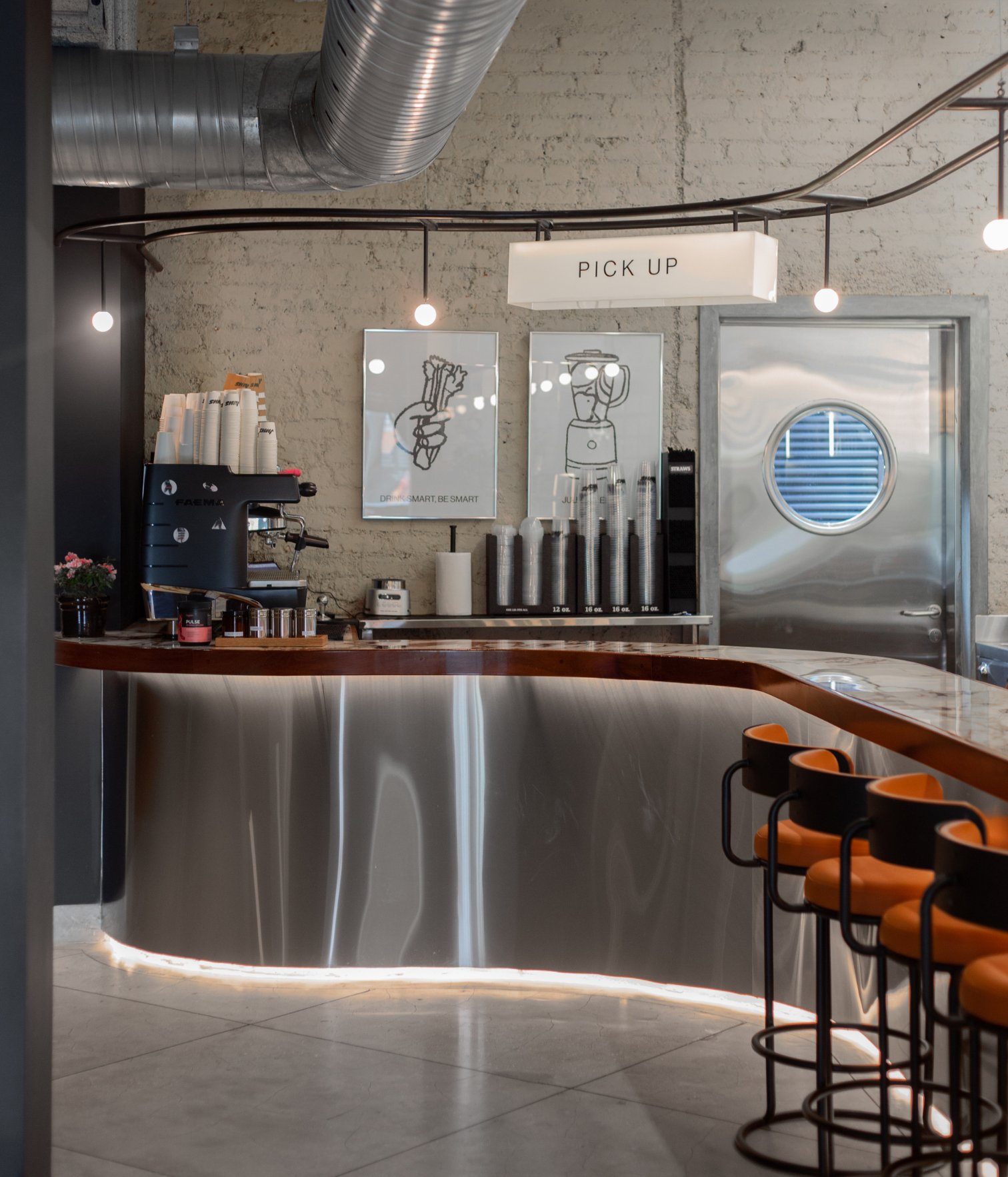 Coffee bar at Swiitch Gym Caracas featuring a marble countertop, industrial finishes, and modern seating area