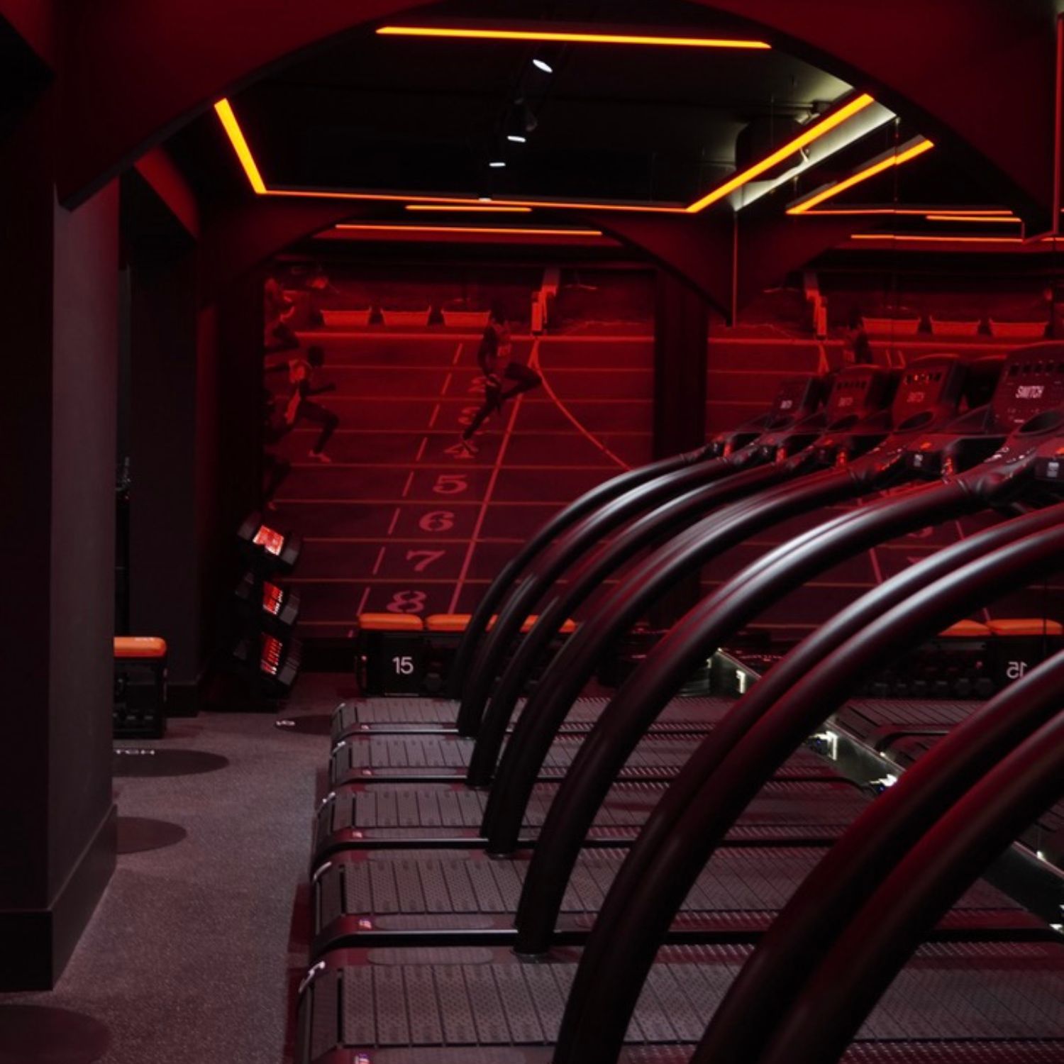 Diseño interior del gimnasio SWIITCH en Altamira Caracas, creado por Ana Volante, con estilo industrial y detalles modernos en negro y concreto